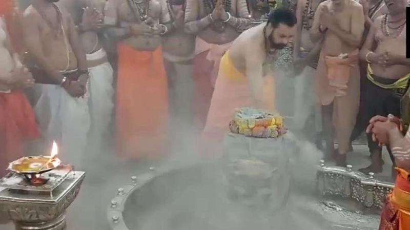 सावन सोमवार पर काशी में आस्था का महासैलाब, डेढ़ लाख भक्तों ने चढ़ाया जल
